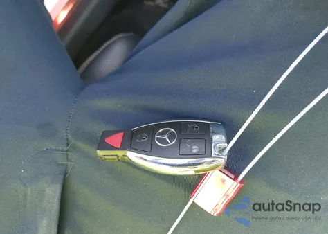 2018 Mercedes-Benz C 300 z USA, uszkodzony, nr VIN 55SWF4JB8JU259952